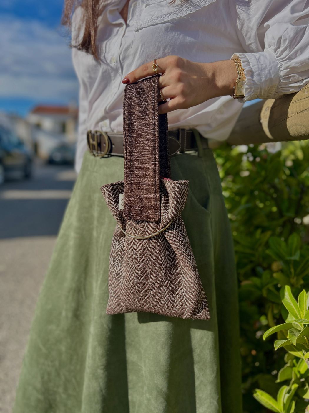 Almendra — Jacquard espinha castanho com argola dourada