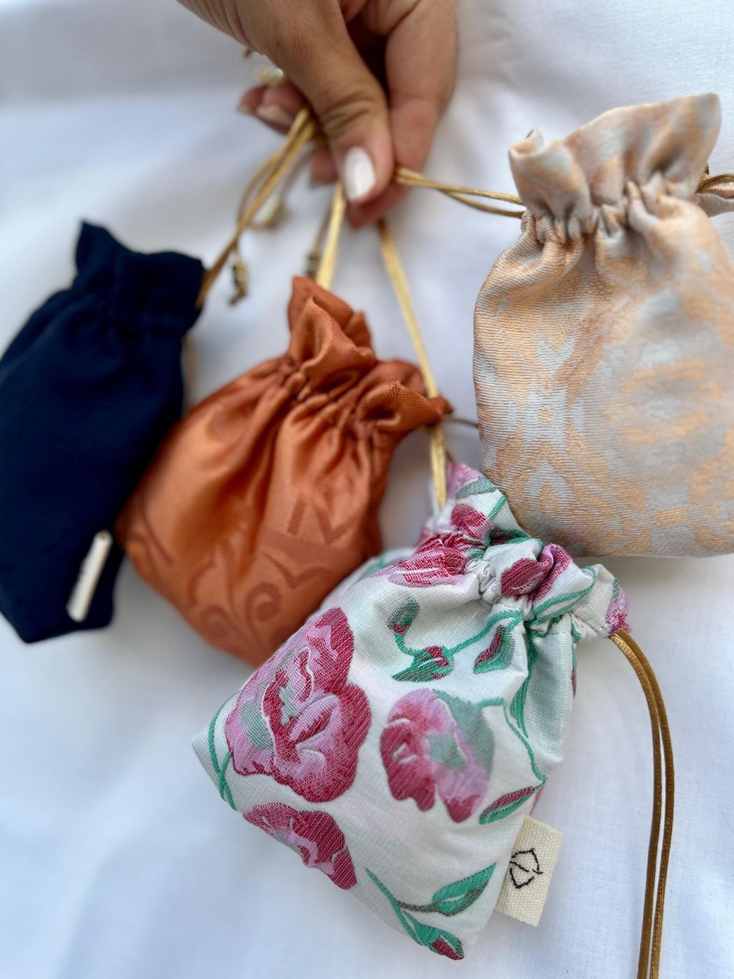 Bolsinha — Jacquard com cordão dourado